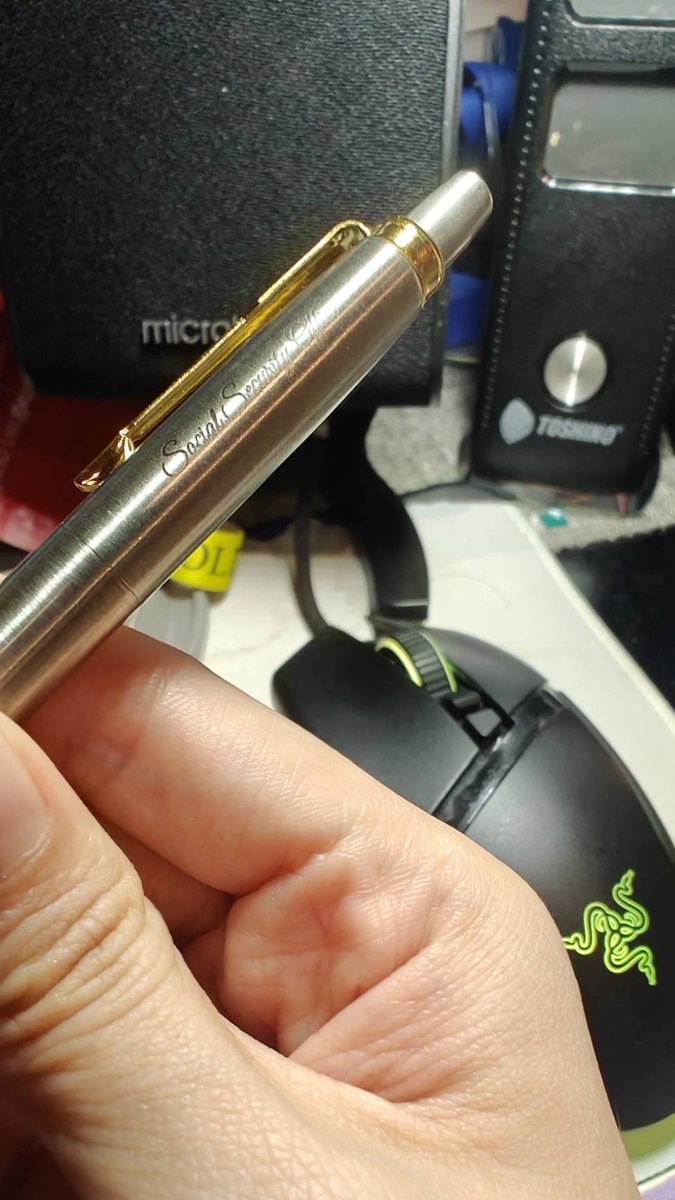 Sahassawat_kk's tweet image. นอกจากจะเอาเงินพวกเราไปใช้ไร้สาระ ลงทุนขาดทุน
.
สำนักงานประกันสังคมยังใจดี  แจกปากกาหรู ให้ข้าราชการระดับสูง ที่ปรึกษาต่างๆ  ลามไปจนอดีตข้าราชการระดับสูง

ทำไมเค้ารวยจัง

ใครมีความรู้เรื่องนี้ ดูให้ทีครับ ปากกาแบบนี้ด้ามเท่าไร  สลักชื่อพร้อมแบบนี้