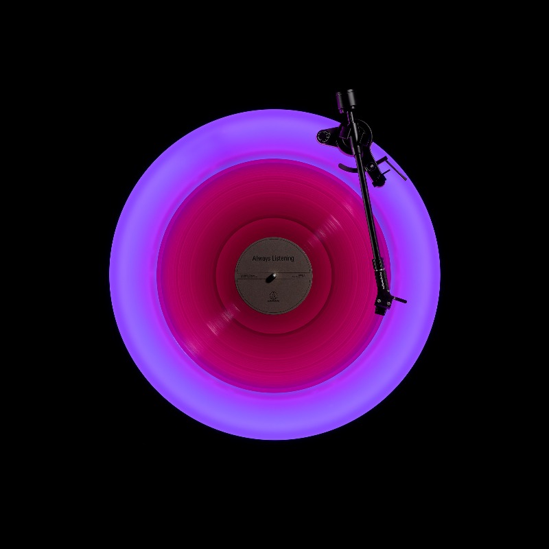 AudioTechnicaJP's tweet photo. 空間に音の彩りをもたらすターンテーブル 『Hotaru』

磁気により浮遊するターンテーブルと、音楽に連動して光るライティングシステムが、ただ一度きりの情景を描き出します。

音との特別な時間を紡ぐアナログ体験を、ぜひご体感ください。

定価：￥1,650,000（税込）