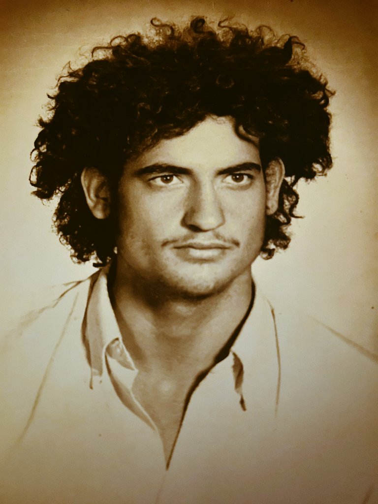 #TalDiaComoHoy de 1977 terroristas ultraderechistas al grito de “Viva Cristo Rey” asesinaron en #Madrid al activista y estudiante Arturo Ruiz García, de 19 años. Víspera de la matanza de los abogados de Atocha.

Otra historia de terror e #Impunidad

🧵