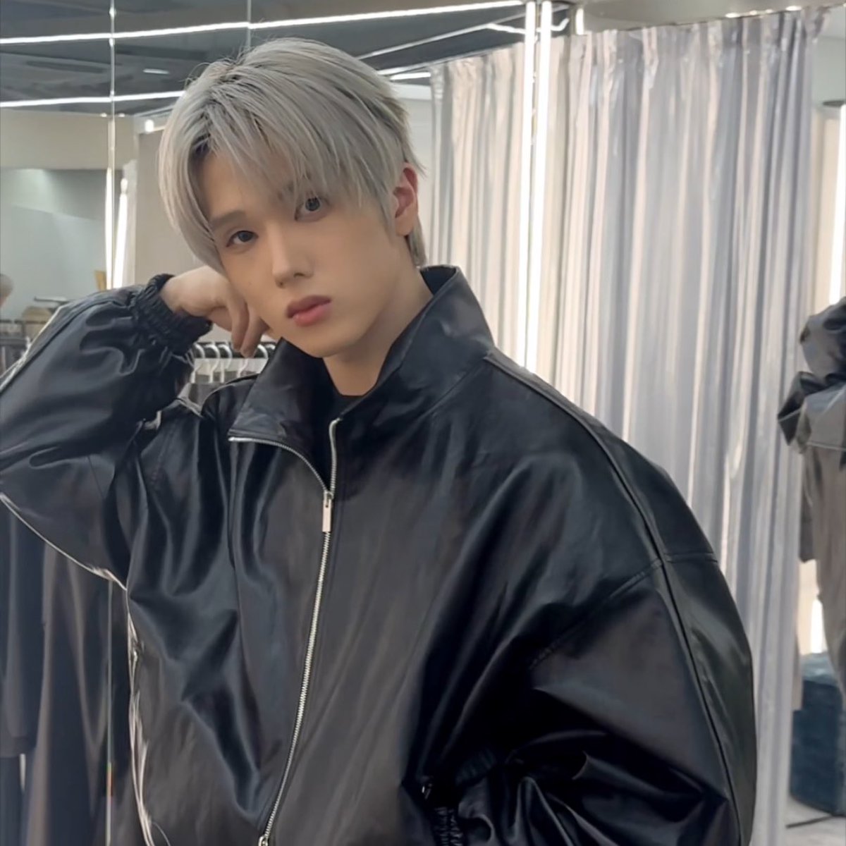 asteriungs's tweet image. jisung gaze i will Faint