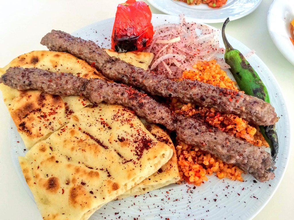 東欧・西アジアでワイ的飯うま国BEST4

1位：アルメニア→断トツ。素材が良くて薄味で美食極んでる
2位：アルバニア→バルカン半島でも独特な食文化。ギリシャとイタリアのエッセンス
3位：ボスニア→野菜も肉も旨い。あっさり油控えめ味しびしび系
4位：トルコ→何食べても安定の美味しさ。肉うめえ