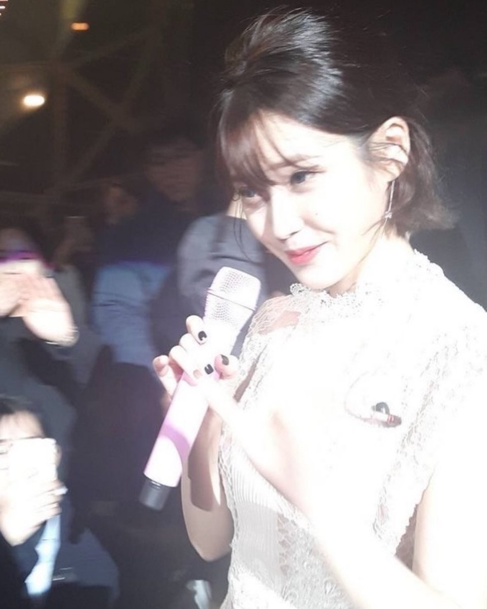 아이유 언니의 “보고만 있어도 좋은데” 눈빛을 너무너무너무 사랑함