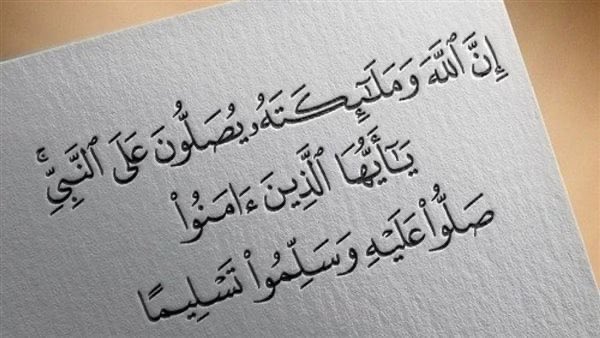 أخبر المصطفى صلى الله عليه وسلم بفضل الصلاة عليه في كثير من الأحاديث منها ما رواه أبو هريرة رضي الله عنه أن رسول الله صلى الله عليه وسلم قال : (من صلى علي واحدة صلى الله عليه عشرا) 

[رواه مسلم]

ويعظم الأجر في يوم #الجمعة