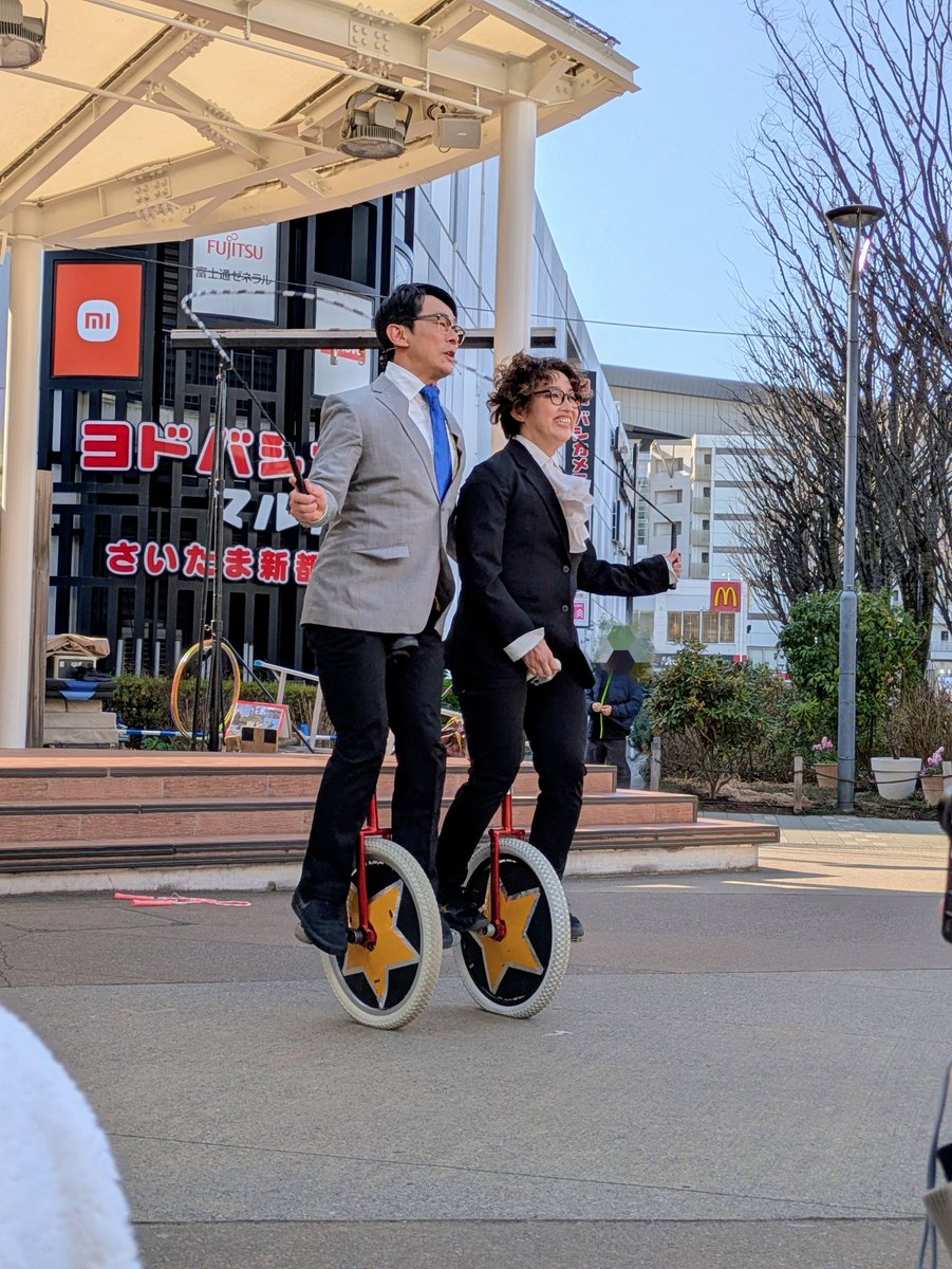 yuihagon2's tweet photo. 息子が毎年「観たい!!」と話すWittyLookさん。五輪車を見てハラハラドキドキする親子。Hi2くんもちょこっと参加もあり面白かったなぁ。声が出なかったCHEEKY!!さんお大事に。
#さいたま新都心大道芸フェスティバル2026
#WittyLook  さん https://t.co/UANSfp0COF
