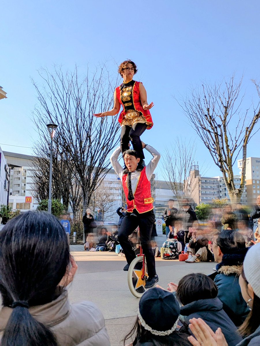 yuihagon2's tweet photo. 息子が毎年「観たい!!」と話すWittyLookさん。五輪車を見てハラハラドキドキする親子。Hi2くんもちょこっと参加もあり面白かったなぁ。声が出なかったCHEEKY!!さんお大事に。
#さいたま新都心大道芸フェスティバル2026
#WittyLook  さん https://t.co/UANSfp0COF