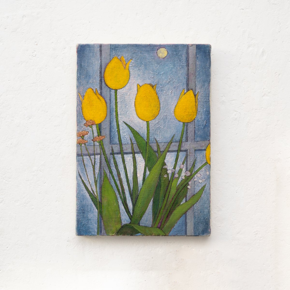 gallery_iro's tweet photo. 八澤 季実さんの作品。
なかでも黄色い花が印象的です。

つけられたタイトルの通り、
夜の闇に、ぽうっと光る月や星のよう。

描かれる対象との距離感なのか、
そっと語りかけてくるように感じられます。

そのほか、当日購入後に持ち帰ることのできる作品もいくつもあり、
それらもまた、静けさと余白をまとい、確かな存在感を放っています。

---

「夜の散歩」Akie 八澤 季実

Akieと八澤季実による「夜」にまつわる絵の展示。

2026年
1月23日（金) 12:00-20:00
1月24日（土) 12:00-18:00
1月25日（日) 12:00-18:00
Room1

https://t.co/0hkotRhJb5

ONLINE STORE
1.23 fri 20:00 - 25 sun 18:00
https://t.co/AmDwv7ezv9

@akieillustrator
@810_tamago