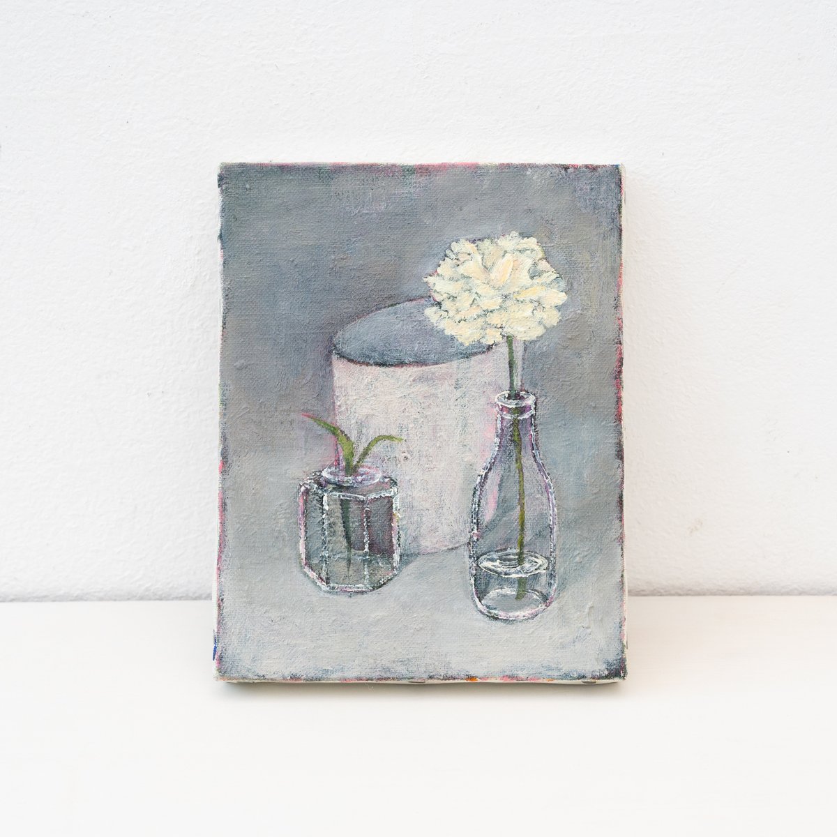 八澤 季実さんの作品。
なかでも黄色い花が印象的です。

つけられたタイトルの通り、
夜の闇に、ぽうっと光る月や星のよう。

描かれる対象との距離感なのか、
そっと語りかけてくるように感じられます。

そのほか、当日購入後に持ち帰ることのできる作品もいくつもあり、