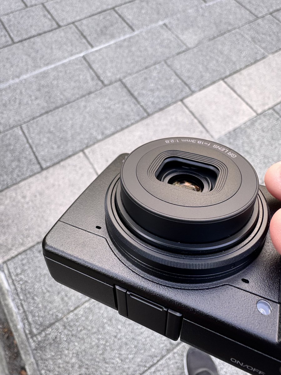 今日はGR IV初出動😷📷´- スナップしてたら、アクセルとブレーキの踏み間違いか、コインパーキングの前の電柱に大激突してる車が居た💦  もし電柱なかったら、前のコンビニに突っ込んでるか、歩道歩いてる人を跳ね飛ばしてるよ。 こわっ😱