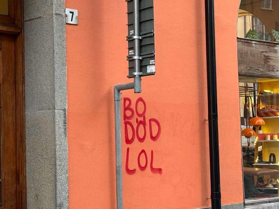 När jag var 13 år, den 15 januari 2016, dog min pappa i cancer. 

En ofattbar sorg för vår familj, vilket vänsterextremister valde att fira genom att ännu en gång vandalisera min port. 

Är det här den empati vänstern pratar så varmt om?