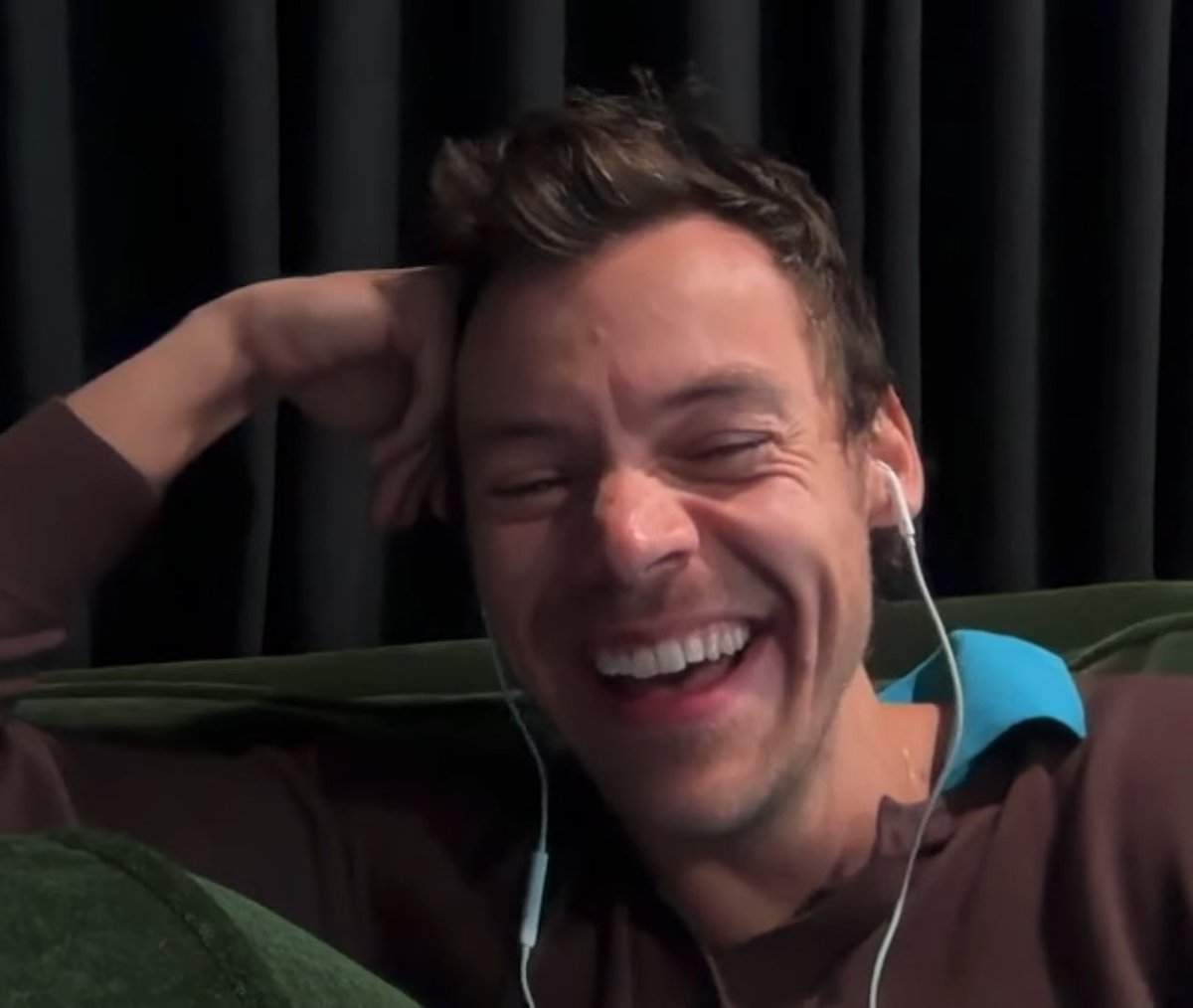 JulioBtd19899's tweet image. Ele se acabando de rir com a lista de coisas que ele fez enquanto não tava trabalhando e era basicamente só vagabundar 
-foi ver o papa
-embaixo de um carro procurando um celular 
-estacionou o carro de uma fã (não conseguiu)
-correu uma maratona
-e só andar por Roma