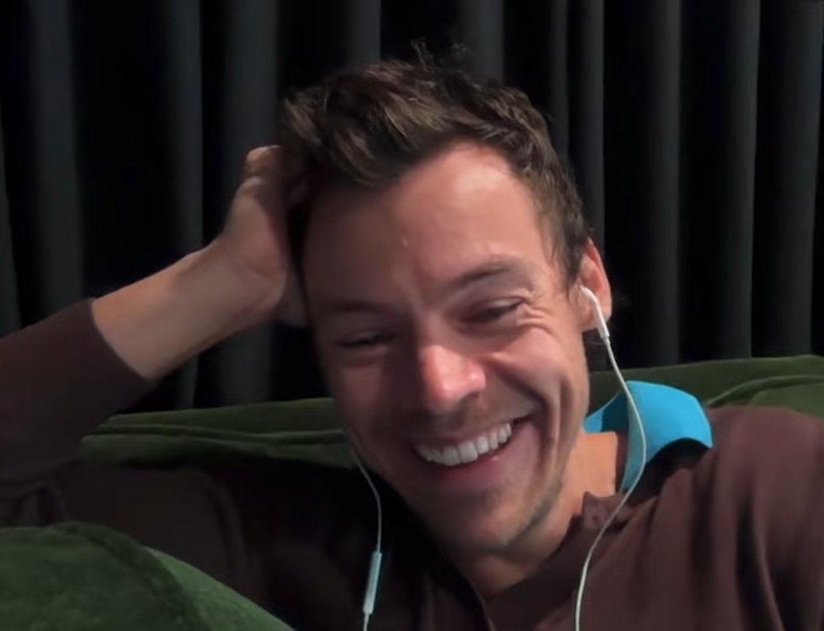 JulioBtd19899's tweet image. Ele se acabando de rir com a lista de coisas que ele fez enquanto não tava trabalhando e era basicamente só vagabundar 
-foi ver o papa
-embaixo de um carro procurando um celular 
-estacionou o carro de uma fã (não conseguiu)
-correu uma maratona
-e só andar por Roma