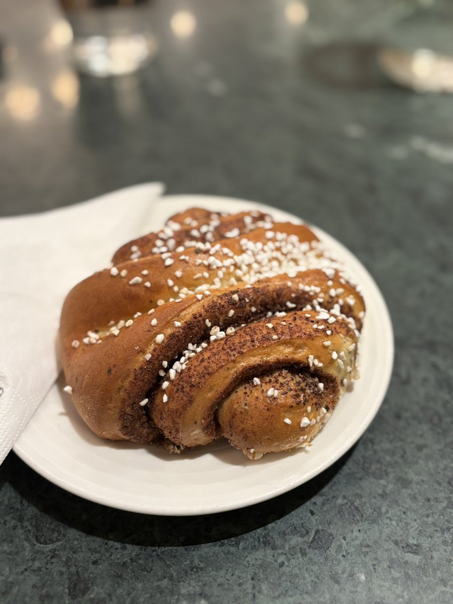 planetstroller's tweet image. 굿 모닝 from 헬싱키! 밖은 아직 어둡지만. Ekberg 1852라는 오래된 카페인데 조식뷔페를 운영하고 구성이 괜찮다. 카푸치노와 시나몬번은 평범하게 맛있음. 신문과 잡지를 걸어둔 게 클래식하다.