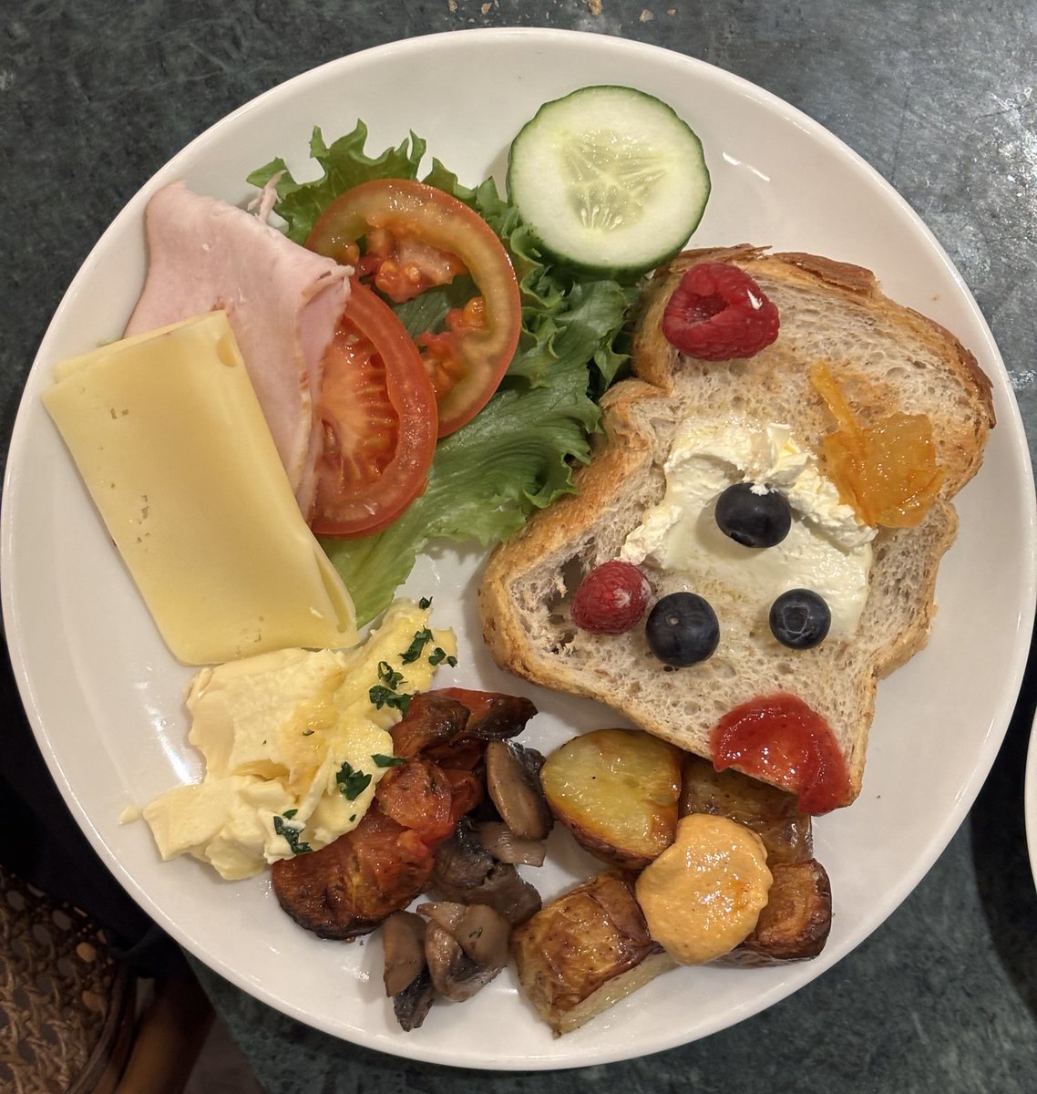 planetstroller's tweet image. 굿 모닝 from 헬싱키! 밖은 아직 어둡지만. Ekberg 1852라는 오래된 카페인데 조식뷔페를 운영하고 구성이 괜찮다. 카푸치노와 시나몬번은 평범하게 맛있음. 신문과 잡지를 걸어둔 게 클래식하다.