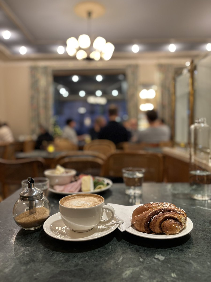 planetstroller's tweet image. 굿 모닝 from 헬싱키! 밖은 아직 어둡지만. Ekberg 1852라는 오래된 카페인데 조식뷔페를 운영하고 구성이 괜찮다. 카푸치노와 시나몬번은 평범하게 맛있음. 신문과 잡지를 걸어둔 게 클래식하다.