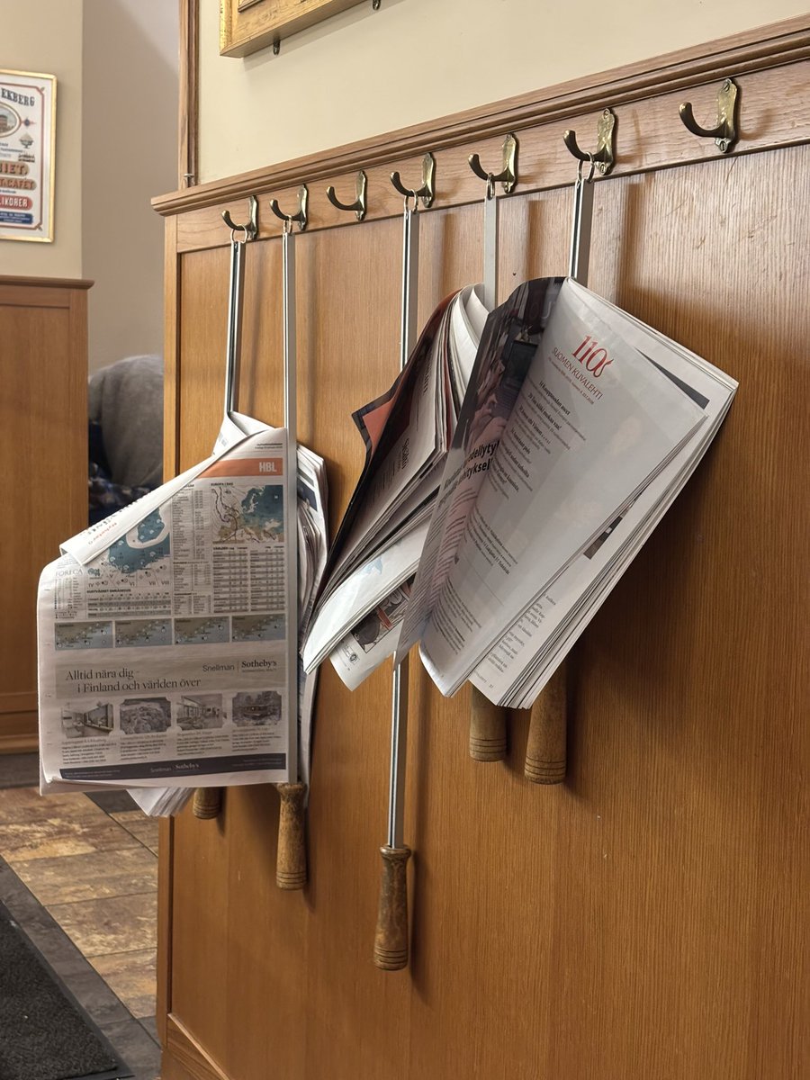 planetstroller's tweet image. 굿 모닝 from 헬싱키! 밖은 아직 어둡지만. Ekberg 1852라는 오래된 카페인데 조식뷔페를 운영하고 구성이 괜찮다. 카푸치노와 시나몬번은 평범하게 맛있음. 신문과 잡지를 걸어둔 게 클래식하다.