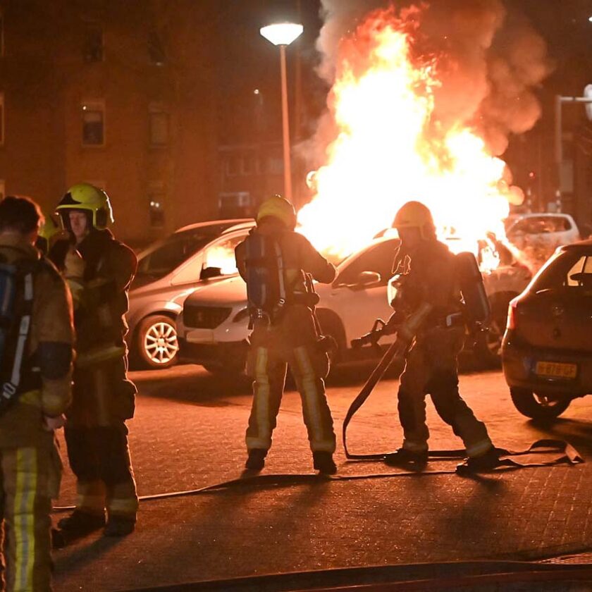 Brand verwoest auto op parkeerplaats