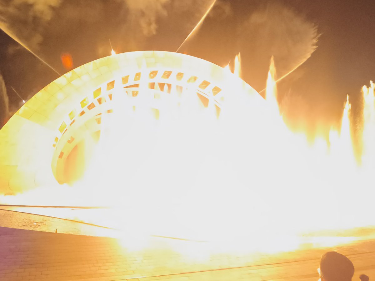 看表演卻拍成世界末日