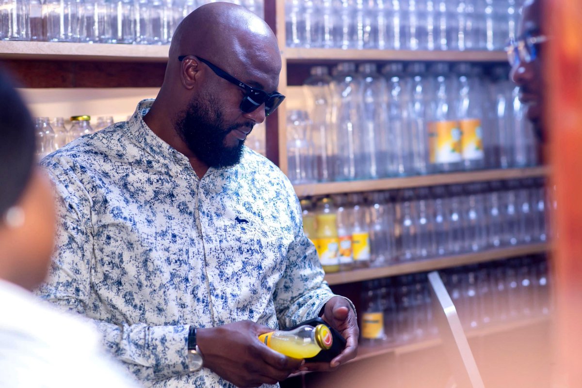 leParrainRDC's tweet photo. 📑KINSHASA : Je vous présente @Disankadrc, une entreprise agroalimentaire spécialisée dans la transformation, production et la commercialisation de produits naturels originaires de la RDC.

Produit phare [ jus Disanka ] une boisson 100 % naturelle, sans colorant ni sucre ajouté. Face à la prolifération des jus artificiels sur le marché, cette entreprise s’engage à offrir une alternative saine qui préserve la santé des consommateurs.

Bien qu’elle dispose d'un local fixe et d'une forte demande croissante, le développement est freiné par un manque d'équipement industriel. Actuellement, la capacité de production ne permet pas de satisfaire l'ensemble des commandes.

Avec une acquisition de trois machines de grand format, je pense que cette entreprise sera en mesure de passer à l'échelle supérieure.

Selon le DG @Tychickmalelo, son objectif est très clair, devenir le leader du marché face aux boissons chargées d'additifs chimiques et conquérir une part de marché significative.

Il faut encourager nos jeunes entrepreneurs.
