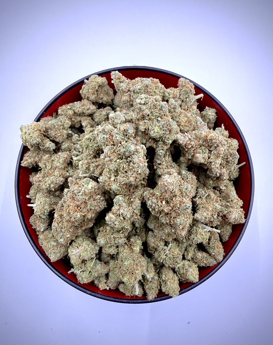 【大麻屋の日常 49】
チェンマイ店に来る新規のお客さんの多くは、GoogleMapを見て、ふらっと立ち寄る人たちだ。

その日、店に入ってきたのは50代の男性。
観光客というより、旅慣れた雰囲気で、落ち着いた目をしていた。

「サティバのおすすめを一つください」

そう言われ、まず選んだのがMimozz。