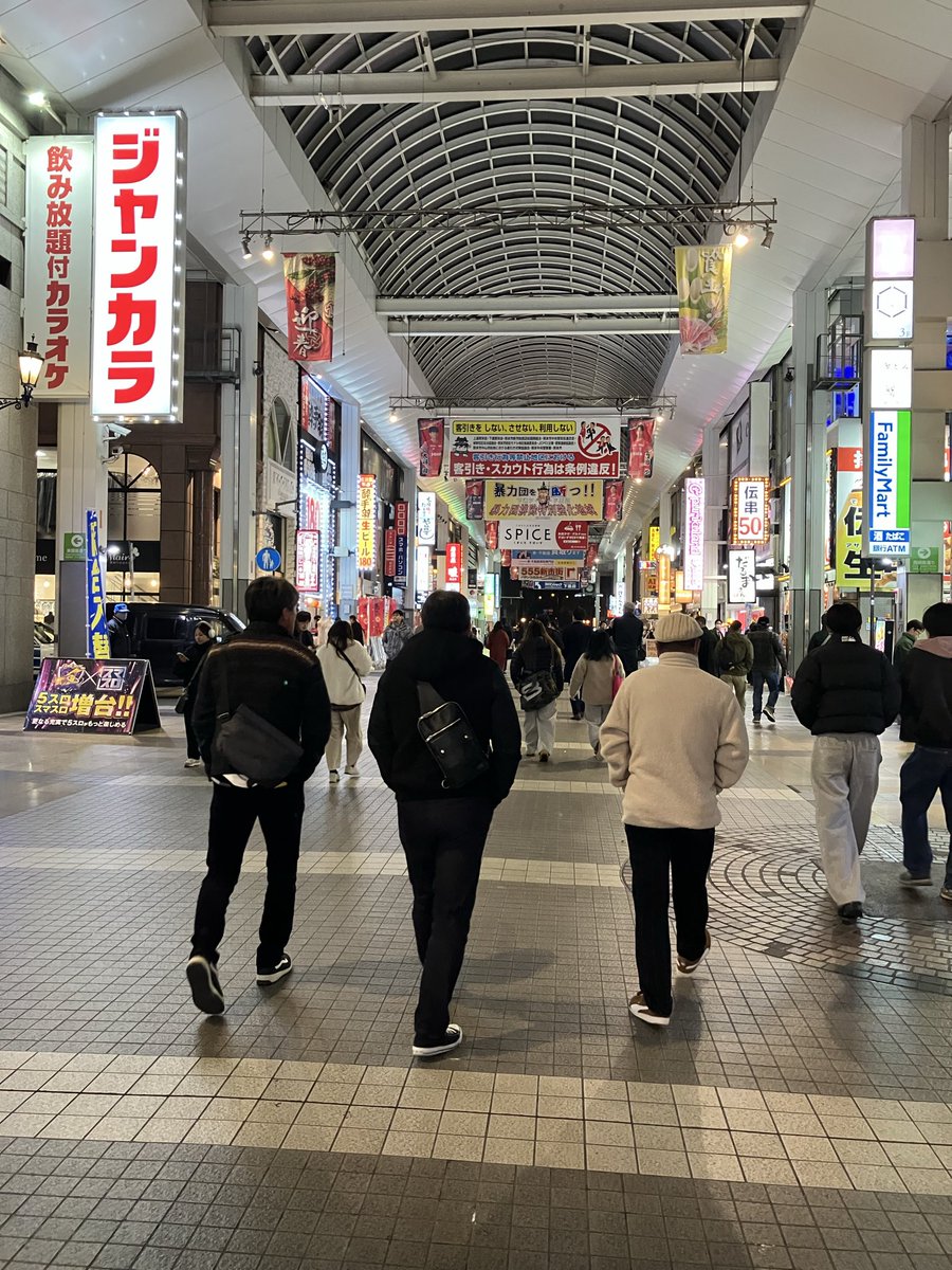 JS2ABC1212's tweet photo. 熊本の繁華街へ二次会に向かう同期と私。〆は熊本ラーメン。 https://t.co/nBjcqW0EAc