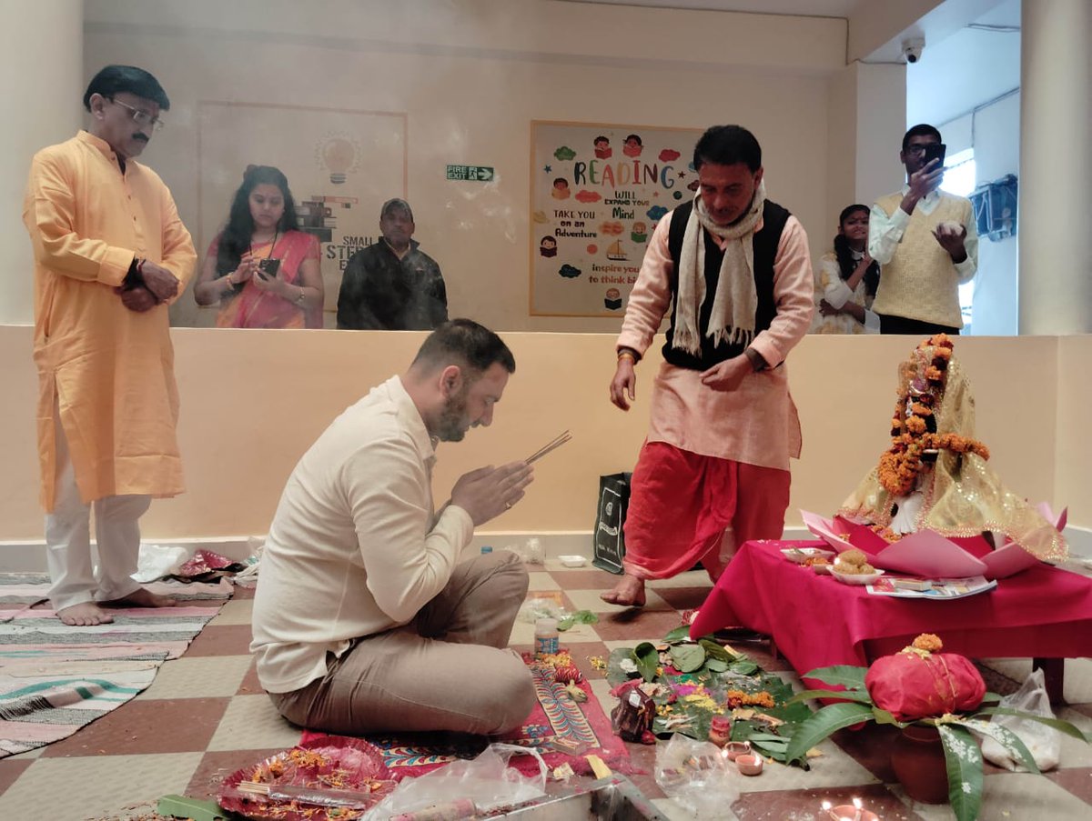 सरस्वती पूजा की हार्दिक शुभकामनाएँ!
माँ सरस्वती से यही प्रार्थना है कि ज्ञान का प्रकाश हर विद्यार्थी तक पहुँचे, विद्या, विवेक और संस्कार जीवन को नई ऊँचाइयाँ दें।
इस पावन अवसर पर  Wisdom World School , कलमबाग चौक से जुड़ी पूरी टीम, विद्यार्थियों और अभिभावकों को हार्दिक शुभकामनाएँ।