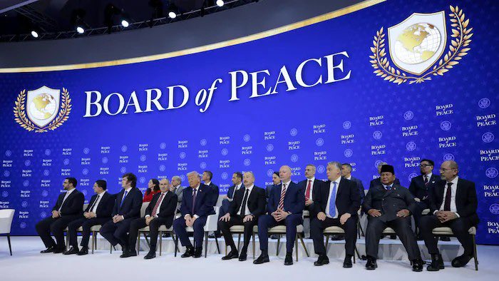 Davetli 60 ülkeden 19'u kabul etti. Tabii en başta Erdoğan. Dünyanın beşten büyük olduğu iddiasıyla ortaya çıkan Erdoğan, dünyanın Trump’ın keyfine boyun eğmesine, Trump ABD'sinin boyunduruğu altına girmesine neredeyse koşa koşa gitti. Fidan'ın "Kişisel dostluk diplomasisi"