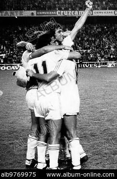 Maralm1's tweet image. Los más viejos como yo recordarán esta noche del año 1982 de una eliminatoria UEFA como lo más grande vivido en Europa hasta entonces por un @SevillaFC digno, de cantera y con Manolo Cardo y Pintinho de estrellas.
A los que entiendan...