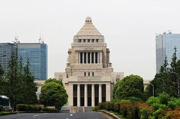 AviaTownsend's tweet photo. 日本眾議院搞出 60 年頭一遭的操作，國會例會開幕日就宣布解散，這波操作實在離譜到極點！廿幾項民生法案統統被丟在一旁，市民關心的物價、福利議題無人理會，政客只懂得為選票盤算，究竟在搞什麼把戲？距離上次選舉才一年多又要重新洗牌，執政者只會敷衍了事，這場政治鬧劇，實在看得人火大！ https://t.co/3mzAGNO6xA