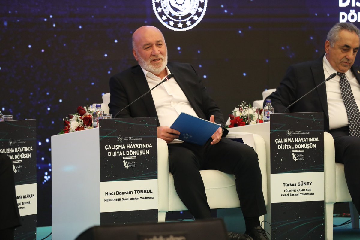 HBTONBUL's tweet photo. Çalışma ve Sosyal Güvenlik Bakanlığı tarafından hazırlanan ve Cumhurbaşkanı Yardımcımız Sayın Cevdet Yılmaz’ın teşrifleriyle gerçekleştirilen “Çalışma Hayatında Dijital Dönüşüm” temalı 14. Çalışma Meclisi Toplantısı’na katılım sağladık.

Toplantı kapsamında düzenlenen “Dijitalleşmenin Kamu Çalışma Hayatına Etkileri” oturumunda, yetkili konfederasyon Memur-Sen olarak kamu çalışanlarını yakından ilgilendiren önemli hususları dile getirdik.

Dijitalleşme; emeğin kullanımını kolaylaştırdığı, insan onurunu ve ahlaki sınırları koruduğu sürece kabul edilebilir bir dönüşümdür. Ancak bugün çalışma hayatının temel sorunları yalnızca dijitalleşmeden ibaret değildir. Asıl gündemimiz; ücretler arasındaki adaletsizlik, emeklilere verilmeyen seyyanen ödemenin emekli aylıklarına yansıtılmaması ve 4688 sayılı Kanun’daki eksikliklerin ve fazlalıkların giderilmesi gerekliliğidir.

Dünya hızla gelişip değişirken, toplu sözleşme mevzuatımız bu gelişime ayak uyduramamaktadır. Çalışma hayatında dijital dönüşüm kabul görürken, sosyal hayattaki dijitalleşmenin geride kalması ve yaşanan gelir kayıplarının gelir dağılımını bozması sorunları daha da derinleştirmektedir.

Bu noktada temel talebimiz; sosyal diyalog mekanizmalarının güçlendirilmesidir. Toplantıda ifade edilen kıymetli görüşlerin yalnızca sözde kalmamasını, uygulamaya da yansıtılmasını istiyoruz.

Yarı zamanlı çalışma, uzaktan çalışma gibi esnek çalışma modelleri; kamu görevlilerinin güvenceli istihdamı konusunda boşluk oluşturacaksa, bu yaklaşım emeğe hizmet etmez.
Bizler; emeğin ve alın terinin değerinin korunmasını, emeğin kullanımının kolaylaştırılmasını, esnek çalışma modellerinin ise personelin tercihine bırakılarak çalışma barışına katkı sunmasını istiyoruz. Ancak tüm bunlar yapılırken, güvenceli istihdamdan ve gelir kaybından asla taviz verilmemesi gerektiğini özellikle vurguluyoruz.
