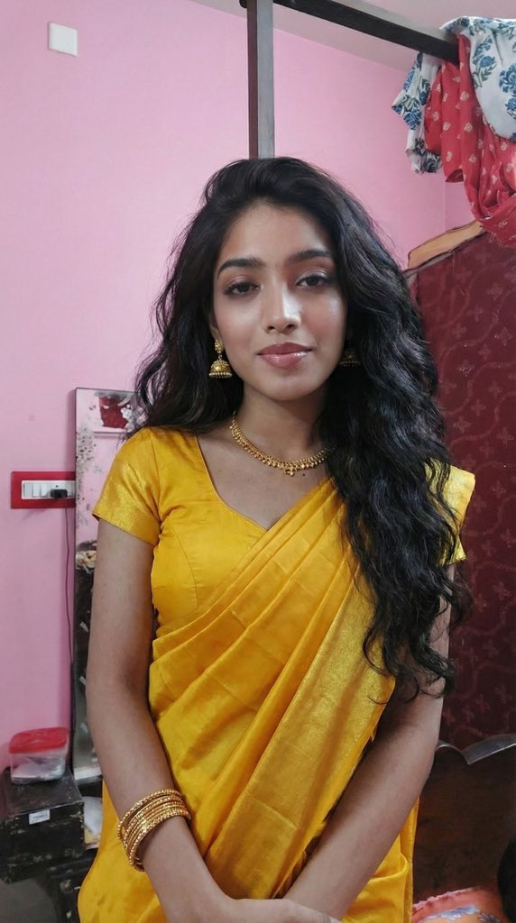 🦋🦋Happy 𝐒𝐚𝐫𝐚𝐬𝐰𝐚𝐭𝐢 puja 🌼☺️