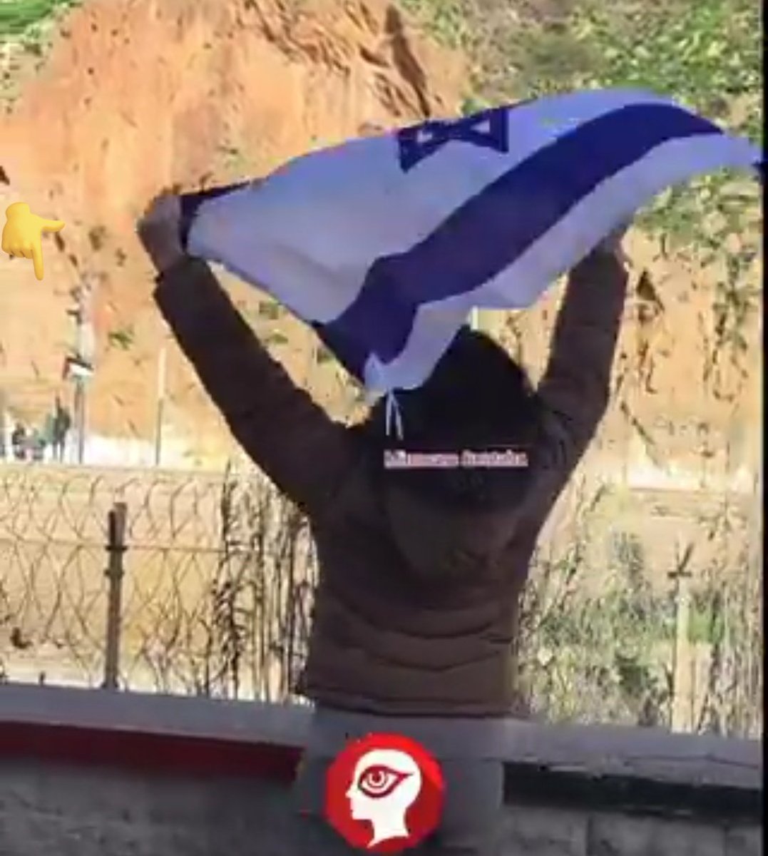 MenchOsint's tweet image. An Israeli-Moroccan woman trolling the Algerians at the border with an Israeli flag. Moroccans dont move.

When they say Morocco is the Israel of North Africa, it's no joke.

*on the other side, an Algerian is flying the Palestinian flag.