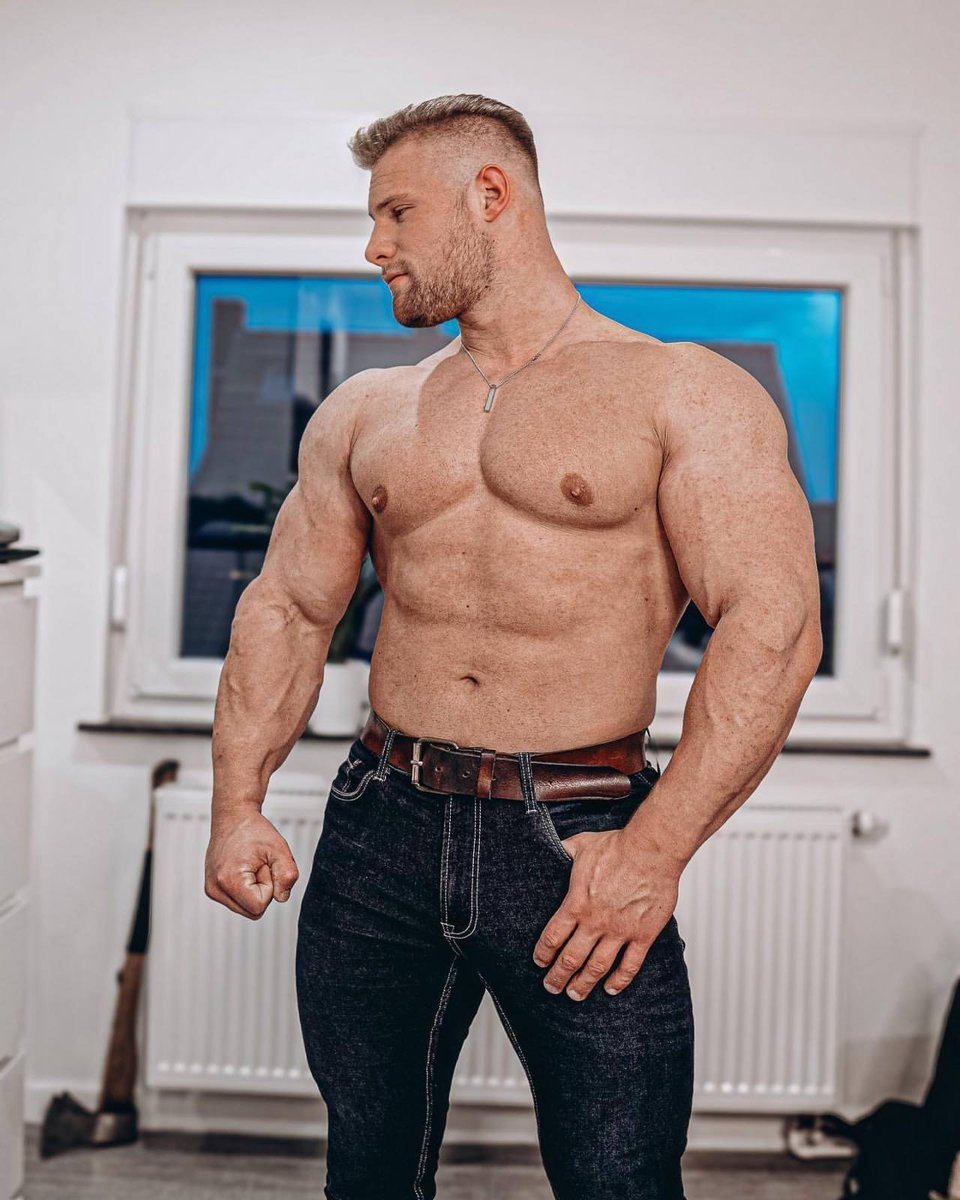 What a chest! #biceps #pecs #muscle