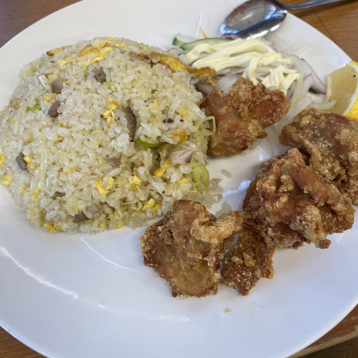 edgetrax's tweet image. 昨日のランチ　一番
唐揚げ炒飯と豚汁ミニ
肉野菜炒めをぶち込んだとしか思えない
豚汁が実に良い