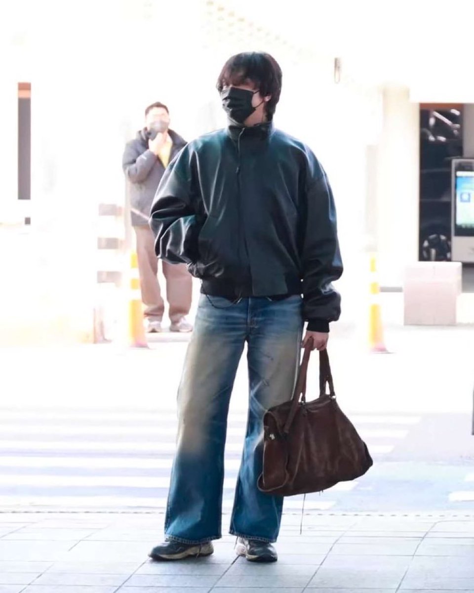 เสื้อหนังครอป กระเป๋าน้ำตาลเพนโทนปีก่อน เดนิมกระบอก ยืนทิ้งโพกฉ่ำ ตัวมาดามมาก ผ่าตัดหรอคะ พี่กลับมาแล้วค่ะ