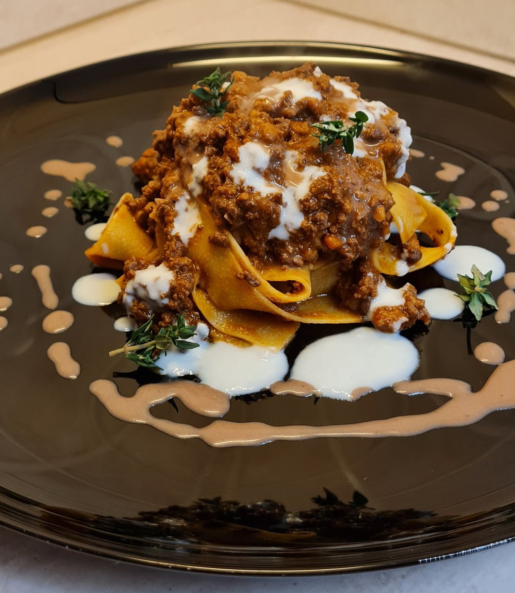 Un ritorno alle radici del gusto: le tagliatelle al ragù di quinto quarto sono un elogio alla cucina povera che si fa nobile, dove la ricchezza delle frattaglie sposa la morbidezza della pasta all'uovo per un'esperienza dal sapore intenso e autentico.
#Italia #food