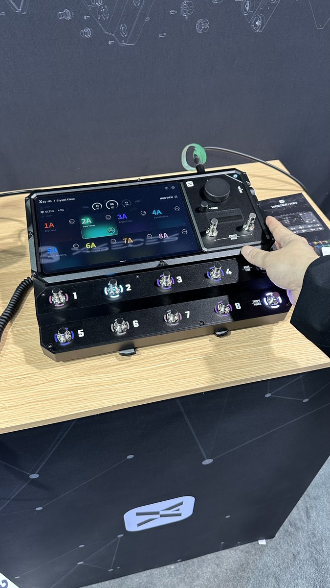 kkkzzzyyy's tweet photo. Quad Cortex ブラック！？

いえ、Xrecerという新興ブランド。
QCキラーになるか！？

🎛️🔥 Quad Cortex vs XRecer 🔥🎛️

🎸 Quad Cortex（Neural DSP）
・圧倒的DSPパワー
・キャプチャ精度が高い
・完成された「再現系」サウンド
👉 最高レベルの“正解”を素早く出せる⚡

一方で…👇

🚀 XRecer（XRecer）
・AIが演奏ニュアンスを解析🤖
・ピッキング強度／フレーズの流れに反応
・音が「固定」じゃなく、常に変化する🎶

つまり

Quad Cortex
👉 優秀な写真機 📸
👉 本物を高精度で保存・再現

XRecer
👉 生き物を飼ってる感覚 🫁
👉 弾くたびに音が呼吸する

🧠 思考の違いがここ
Quad Cortex＝
「過去の名機を完璧に持ち歩く」

XRecer＝
「今この瞬間のプレイに音がついてくる」

🎯 ゴールも違う
・Quad Cortex → 再現性と即戦力
・XRecer → 表現力と没入感

👉 モデリングの次のフェーズ
👉 「AIがプレイヤーに反応する時代」

それを本気でやってるのが XRecer 🔥
とのことです！

結構方向性違うかも！注目しておこう、、。
@XrecerOfficial 
#namm2026
