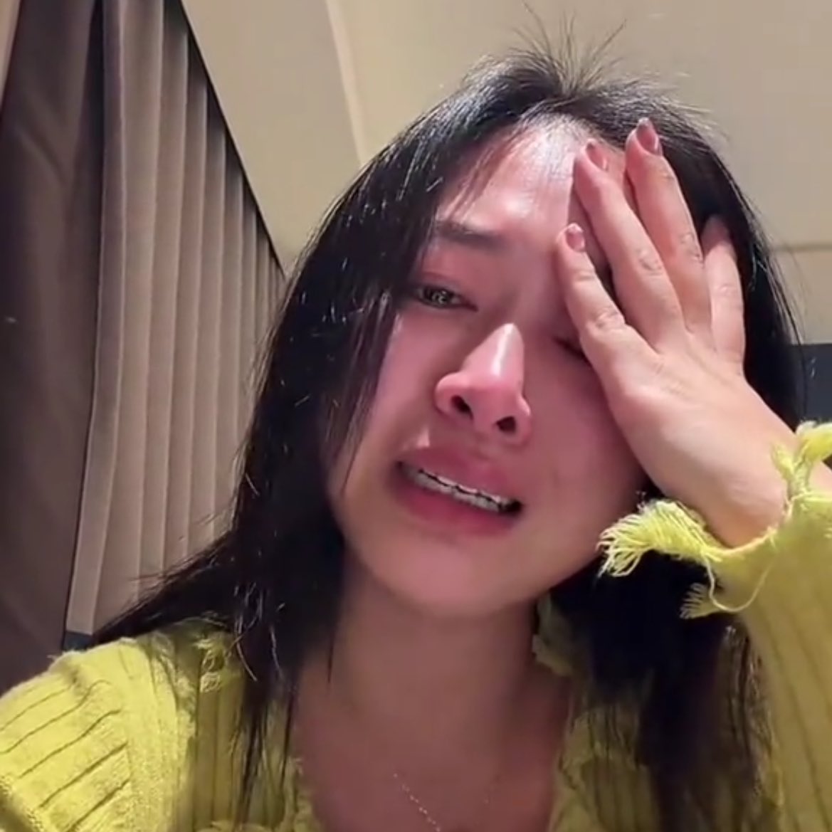 lolitascak3's tweet image. ผู้หญิงจีนโดนผัวทำลายข้าวของทั้งบ้าน เพราะโมโหที่เมียไปซื้อเครื่องล้างจานโดยไม่ขออนุญาตตัวเองก่อน แต่ที่ผญไปซื้อมาใช้ก็เพราะเอามาล้างจานให้มัน น้ำหน้าหนาวมันเย็นจนล้างด้วยมือเปล่าแล้วเจ็บ ที่ผ่านมาผัวไม่เคยช่วยล้างจานเลย พอซื้อมาใช้ผัวก็โมโห ผญเลี้ยงลูกสองคน ทำงานบ้านเองทุกอย่าง