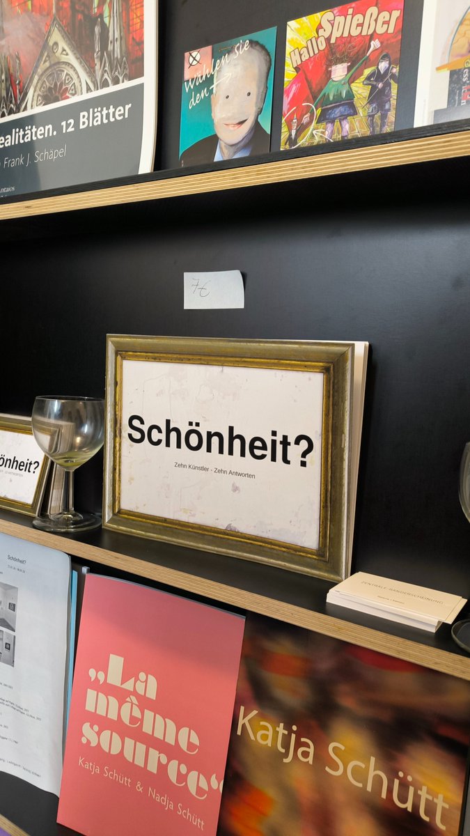asterkult's tweet image. «Schönheit?» läuft noch bis 8. März 2026 in der @ZeRa_Leipzig 

"Schönheit muss vermittelt werden. Vertikal. Es gibt häßliches und ich kann auch sehr genau erklären, warum dies und jenes häßlich ist."

Und laut der jüngsten Künstlerin ist das Schöne gebunden an Herkunft, Harmonie…
