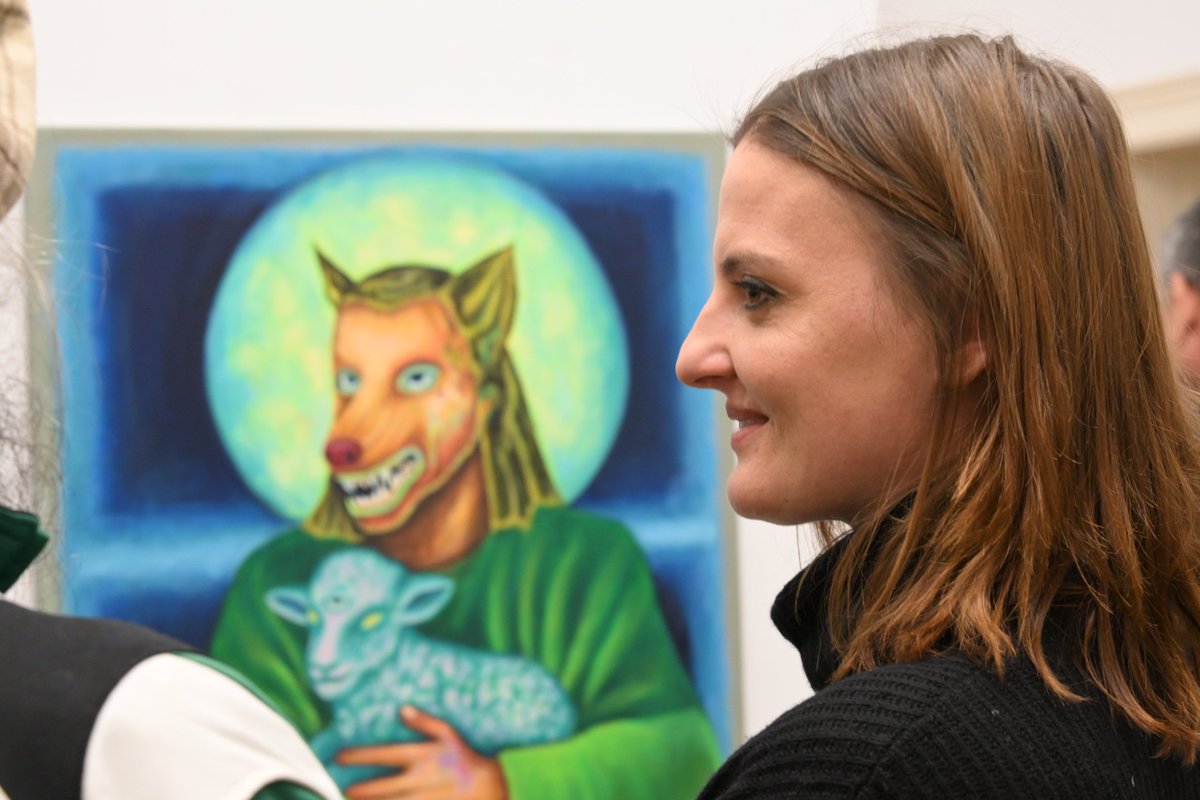 asterkult's tweet image. «Schönheit?» läuft noch bis 8. März 2026 in der @ZeRa_Leipzig 

"Schönheit muss vermittelt werden. Vertikal. Es gibt häßliches und ich kann auch sehr genau erklären, warum dies und jenes häßlich ist."

Und laut der jüngsten Künstlerin ist das Schöne gebunden an Herkunft, Harmonie…