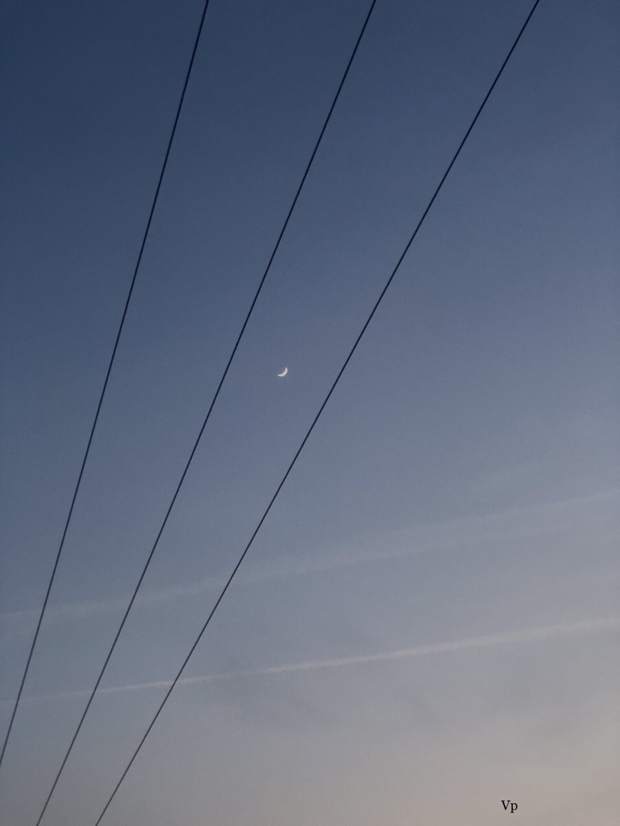 Non basta mai. La luna.        📷