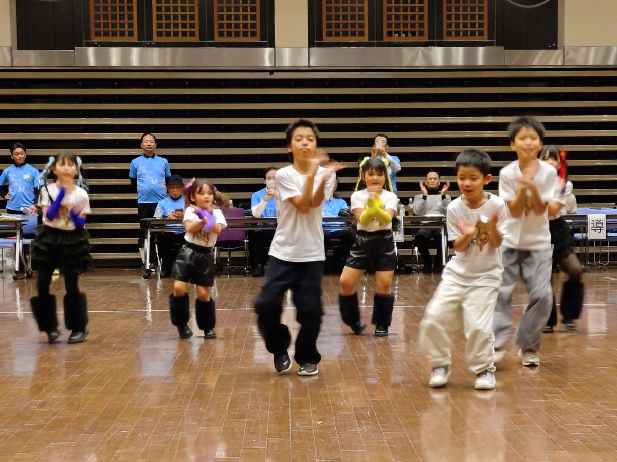 JBDF_official's tweet image. ジュニアボールルームダンスミーティングin熊本

子育て支援ハッピースマイルプロジェクト
「ハピスマ」

小さなアイドルグループは
いつもスマイルを絶やさず歌と踊りを
更に男の子も混ざってさらに仲の良い踊りを披露してくださいました

微笑ましい時間でした

#JBDF
#JBDM熊本
#JBDF_Kumamoto