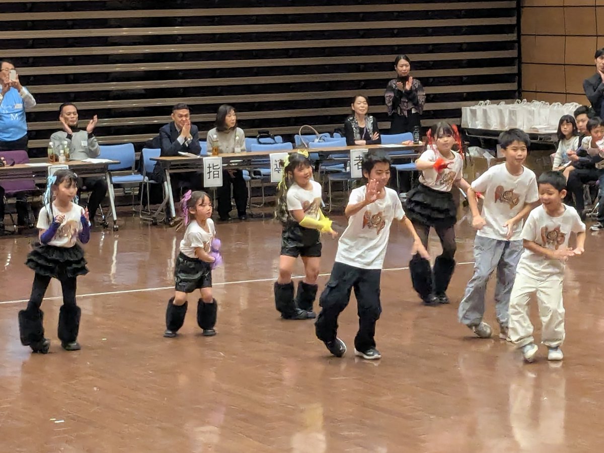 JBDF_official's tweet image. ジュニアボールルームダンスミーティングin熊本

子育て支援ハッピースマイルプロジェクト
「ハピスマ」

小さなアイドルグループは
いつもスマイルを絶やさず歌と踊りを
更に男の子も混ざってさらに仲の良い踊りを披露してくださいました

微笑ましい時間でした

#JBDF
#JBDM熊本
#JBDF_Kumamoto
