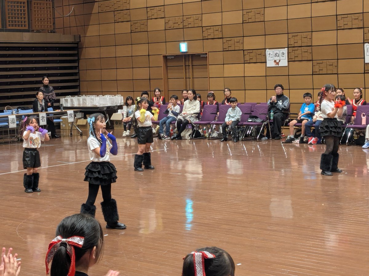 JBDF_official's tweet image. ジュニアボールルームダンスミーティングin熊本

子育て支援ハッピースマイルプロジェクト
「ハピスマ」

小さなアイドルグループは
いつもスマイルを絶やさず歌と踊りを
更に男の子も混ざってさらに仲の良い踊りを披露してくださいました

微笑ましい時間でした

#JBDF
#JBDM熊本
#JBDF_Kumamoto