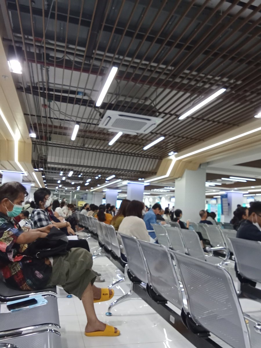 baeconandwine's tweet image. เคยตรวจเสร็จบ่ายสองรอยาจน 6 โมงยังไม่ได้ และนี่คือจำนวนคนรอ ณ เวลานั้น ชั้นบ้านใกล้เดินทางเองได้เลยจะกลับมาเอาอีกวัน คำถามคือคนบ้านไกลเดินทางลำบากจะได้ยาแดกไหม ใครจะอยากไปใช้สิทธิ์เล่นๆ โง่ๆ กุขอถามชนชั้นสูง