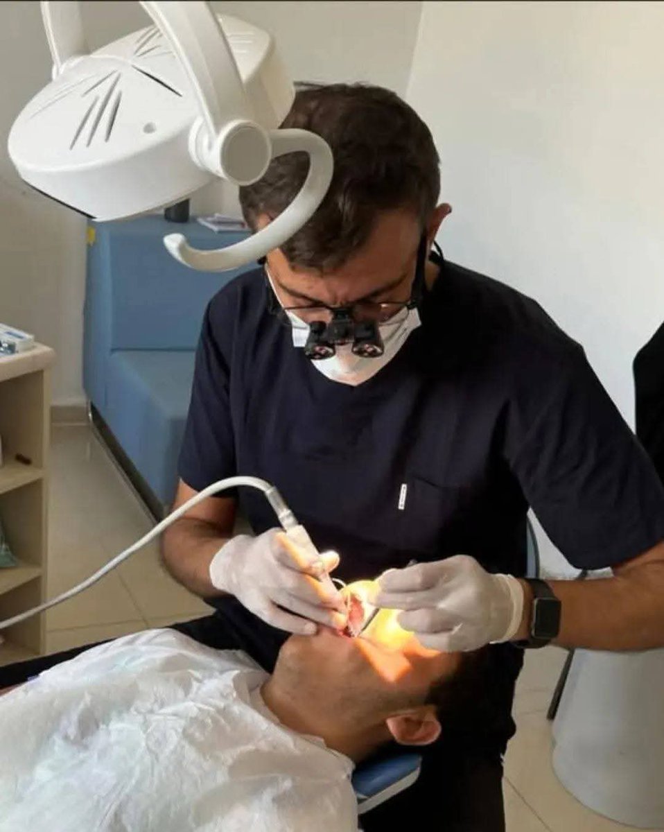 ogretmensitemiz's tweet image. Sivas’ta Devrim Yapan Hoca Hedefte: Çekmeden Kurtardığı Dişler Rahatsız Etti
Sivas Cumhuriyet Üniversitesi Diş Hekimliği Fakültesi Öğretim Üyesi Prof. Dr. İhsan Hubbezoğlu, diş hekimliğinde ezber bozan bir yöntemle implantı son çare olmaktan çıkarıyor.
Sağlam diş köklerini Cam…