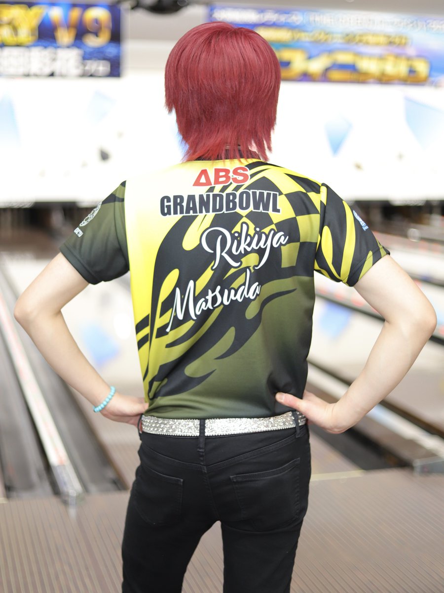 🆕ボウリングウェア✨

ABS ブランドVネックゲーミングシャツ
ナノデス×イエロー（BGS1-4-N）

チェッカーフラッグをイメージしたスポーティーなデザイン🏁

Vネックなので首元がラクです！
首が長く見える効果もあります✨