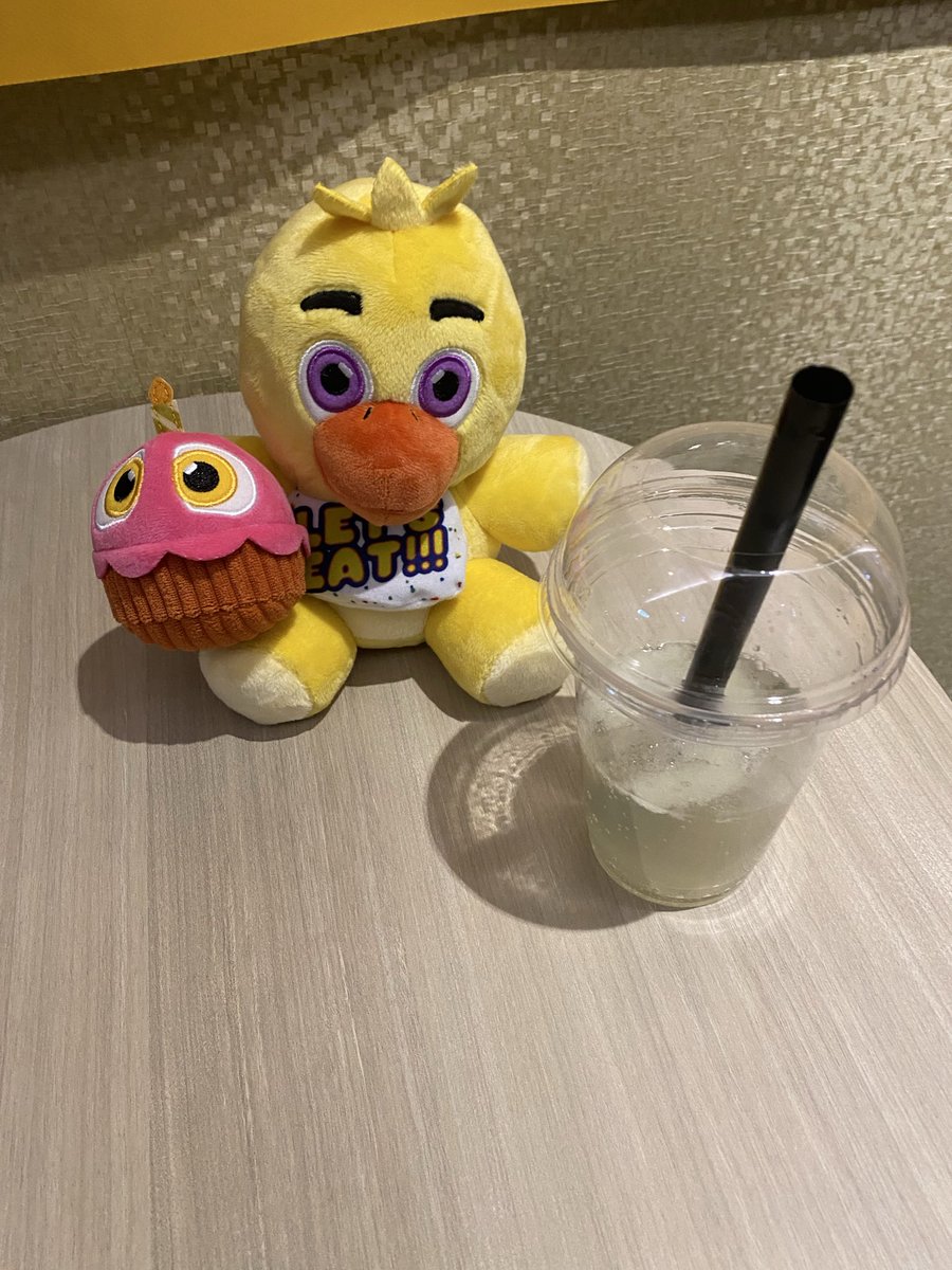 ピザ屋で働いてきたぞ！
息子と二人で大興奮。これ観た方がいい。まじ泣いた。そして制作陣の熱の高い愛がすごい！　思わず大人買いしてしまった！

#FNAF 
#fnaf2movie