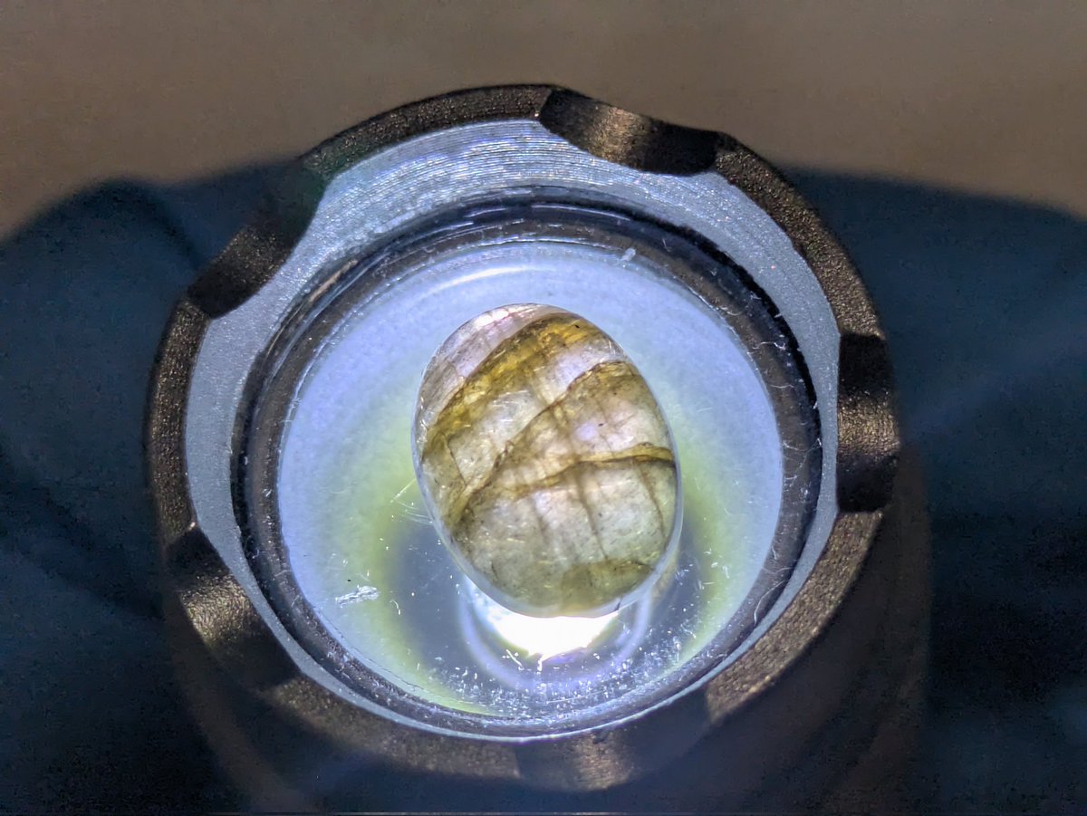 1213Mn's tweet photo. ラブラドライト Labradorite
ムーンストーンと同じグループに属す
長時間日光さらすと変色の恐れあり https://t.co/RCxdAdcU3T