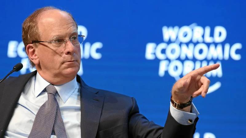 Larry Fink’ten Davos’ta Sert Uyarı: Kapitalizmin Geleceği Yapay Zeka ile Yeniden Yazılıyor

BlackRock CEO’su Larry Fink’in Davos konuşması, yalnızca finans çevrelerinde değil, siyaset ve toplum cephesinde de yankı uyandırdı. Çünkü Fink, yapay zekayı yalnızca bir teknolojik