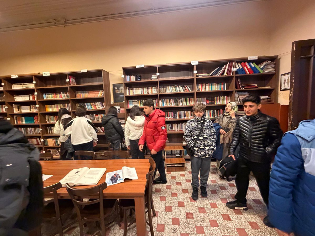 vanbilkoleji's tweet photo. Bu anlamlı gezimizde öğrencilerimizin hafızasında güzel izler bırakan Galatasaray Lisesi, Kabataş Erkek Anadolu Lisesi ve Cağaloğlu Anadolu Lisesi idareci ve öğretmenlerine misafirperverlikleri, ilgileri ve hoşgörüleri için içtenlikle teşekkür ederiz. https://t.co/m3PMyginbH